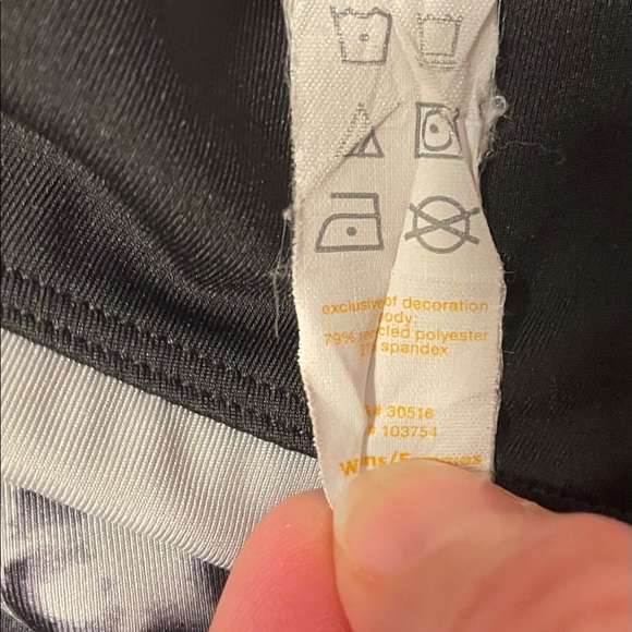 LIKE NEW Lucy Perfect Core Capri - Picture 15 of 16